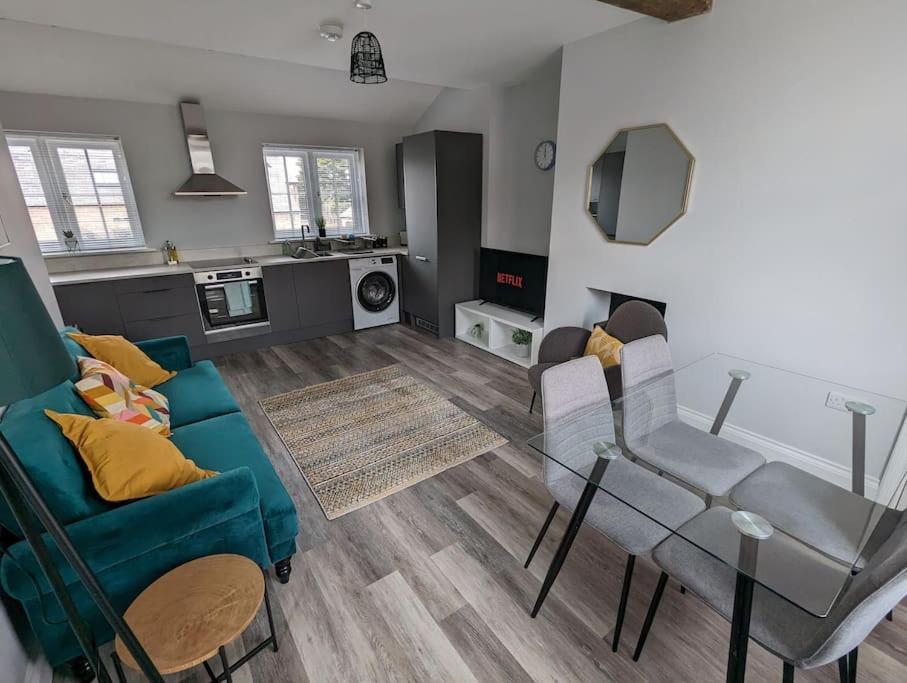 31 High Street - Modern & Stylish 2-Bed Apartment - Inc Parking Husbands Bosworth 외부 사진