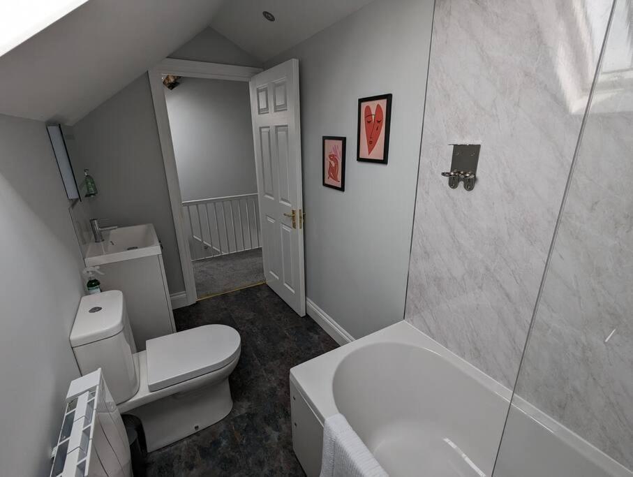 31 High Street - Modern & Stylish 2-Bed Apartment - Inc Parking Husbands Bosworth 외부 사진