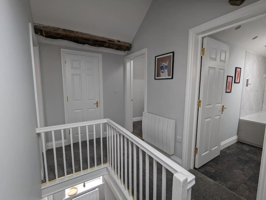 31 High Street - Modern & Stylish 2-Bed Apartment - Inc Parking Husbands Bosworth 외부 사진