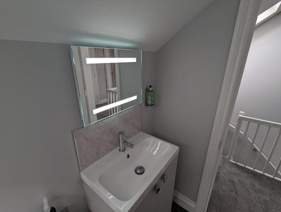 31 High Street - Modern & Stylish 2-Bed Apartment - Inc Parking Husbands Bosworth 외부 사진