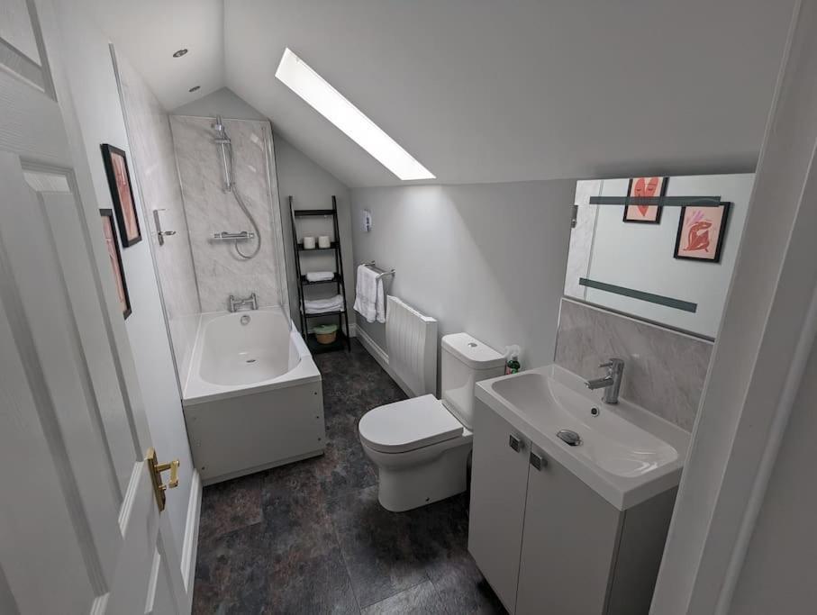 31 High Street - Modern & Stylish 2-Bed Apartment - Inc Parking Husbands Bosworth 외부 사진
